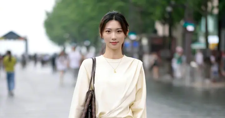 女人30岁以后，买这3件“秋衣”就够了，优雅显气质，减龄又洋气