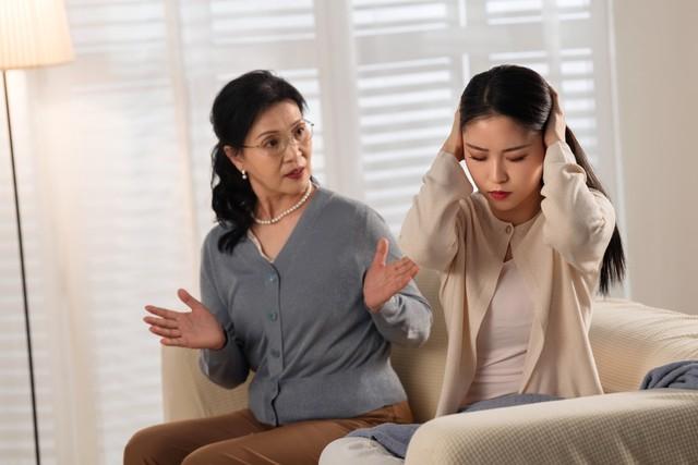 沉默的丈夫终于爆发，妻子当场愣住！家庭矛盾如何化解？