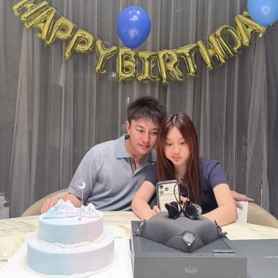 杰克娱探：贾乃亮和女儿甜馨一起庆祝42岁