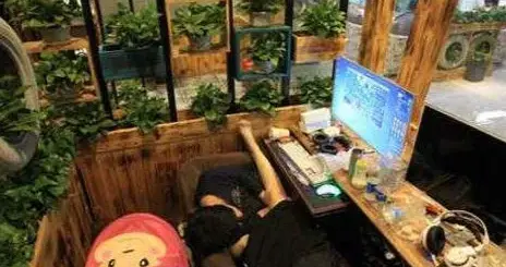 网吧里的“长居者”，吃住网吧长达1460天(4年)