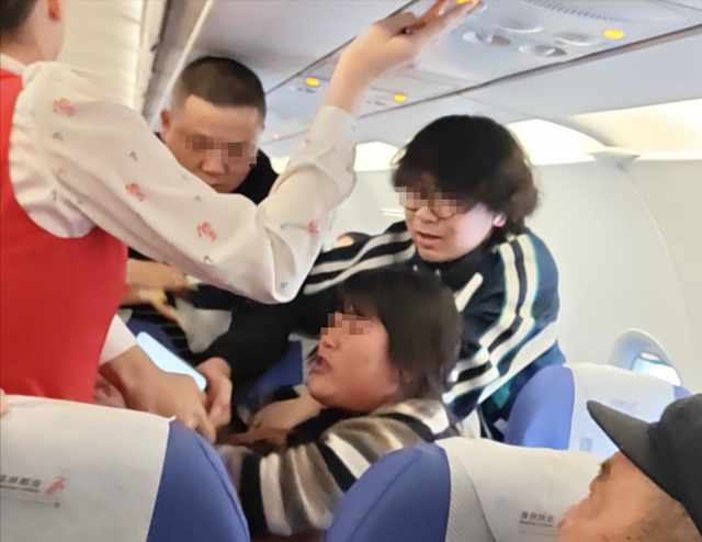 互嫌“有味道”打架？还没起飞就把空姐咬了，更多内幕曝光