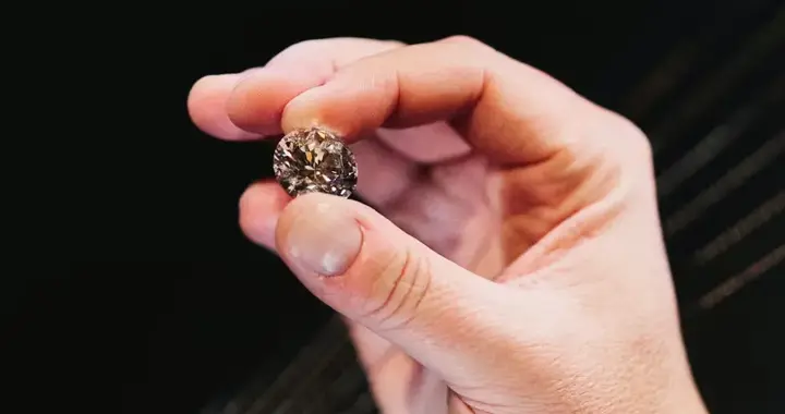 戴比尔斯尽力了，114克拉钻石切到28克拉卖，市场却不买账