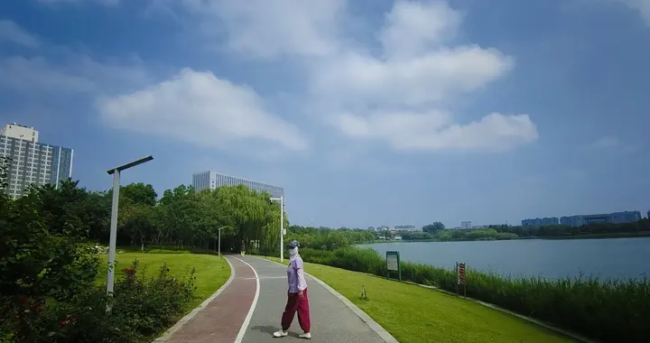 漫步龙子湖畔，遇到了好人，也见识了歹人，内心还有些不解