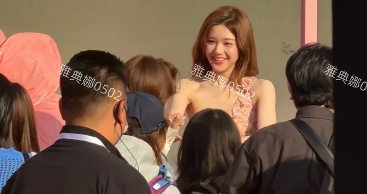 赵露思又变样了，小公主装扮加水光妆韩味儿越来浓了，都不像她了