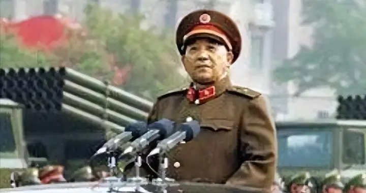 88年授衔，一位上将给秦基伟敬礼，秦基伟毫不在意：你快坐下来嘛