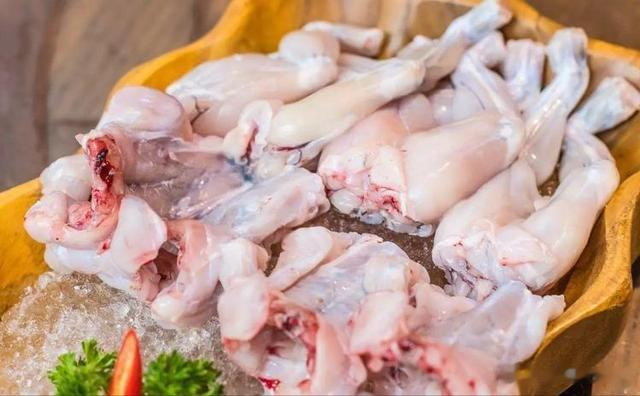 牛蛙有多“害”人，现在它身上最严重的问题，已经不是寄生虫了