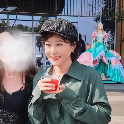 优优时尚穿搭：郝蕾亮相乌镇戏剧节，久违露
