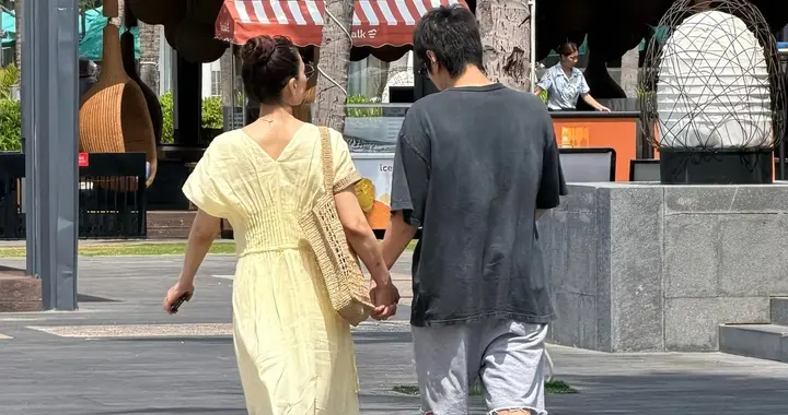 高圆圆夫妻三亚旅游，赵又廷穿短裤T恤像流浪汉，俩人走路都牵手