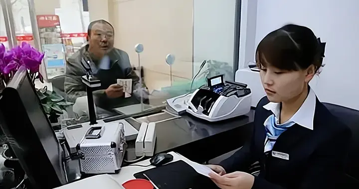 银行人员说漏嘴：明年起，手里有定期存款的人，做好4个准备