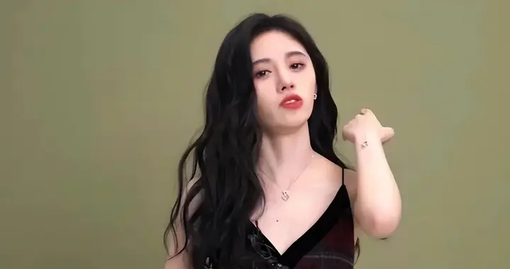 曝演员鞠婧祎涉嫌严重经济犯罪，公司掌握证据，全网实名公开举报