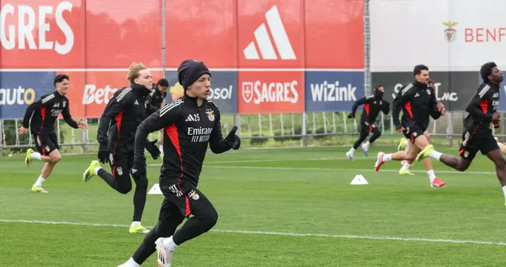 穆里尼奥的主力边锋，一个是20岁的囚王，一个是19岁的捂嘴歧视者