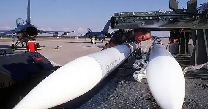 单价580万！美军AIM-260横空出世，2026年量产改写空战规则