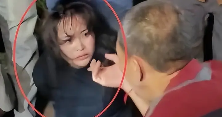 柬埔寨女子劫囚犯后续：正脸曝光长相清纯，被捕后遭红毛记者摸脸