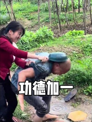 红衣姐一边吵架还一边积功德”