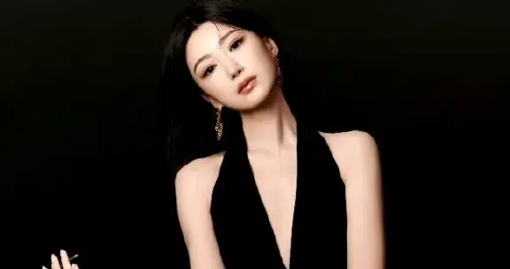 毛晓彤这组黑裙造型也太会了！