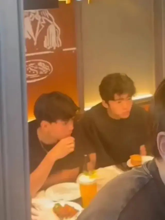 谢霆锋带儿子吃饭，小儿子被粉丝夸帅害羞 ，和拉姑同框出席演唱会