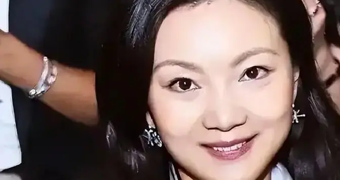 只享福不共患难？张艺谋身体状况曝光，陈婷取消张艺谋妻子认证