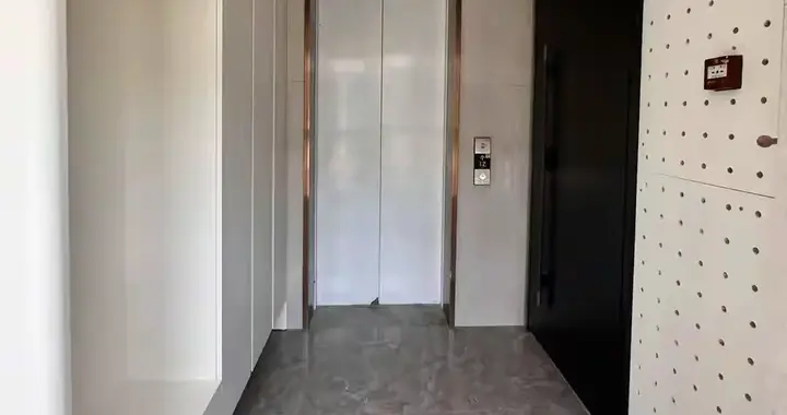 业主爆改一梯一户公摊厅涮火锅看电影引热议，律师提醒暗藏风险