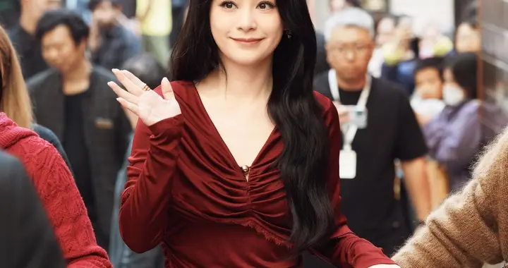 阿娇钟欣潼今日份路透美照，穿搭红红火火真美