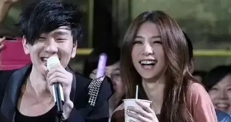 林俊杰官宣恋情，摆脱田馥甄打破誓言！男神们都被年轻网红拿下了