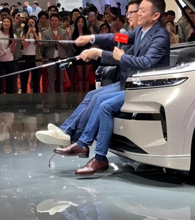 李斌车展“后备箱钓鱼”引全网怒怼：是创意破圈，还是特权挑衅？