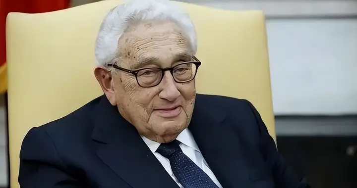 中美若战，美军将全面轰炸中国？基辛格曾称：中美正站在悬崖边上