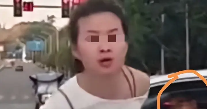 重庆女子挡车加塞后续：完整视频曝光，吐唾液挑衅，真容流出