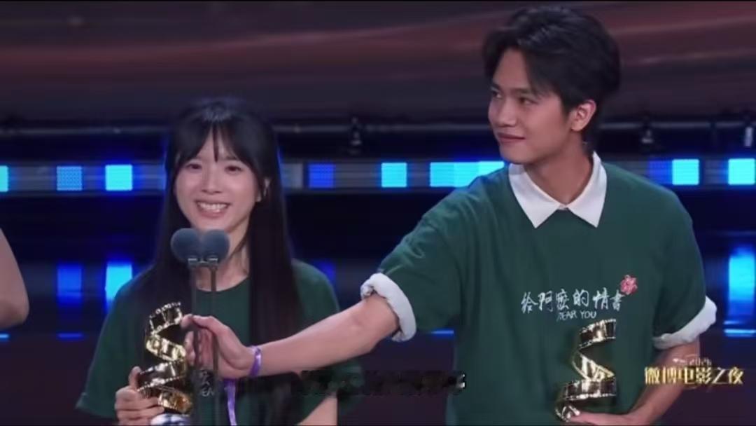 编剧汪海林吐槽微博电影之夜不合规。李思潼、王彦桐获得“年度青云突破演员...