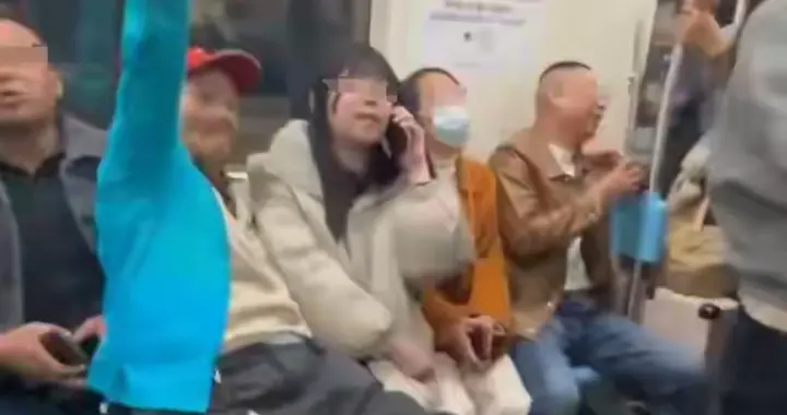 上海地铁老人强坐女生腿后续！公开耍流氓，底裤扒光，身份不简单