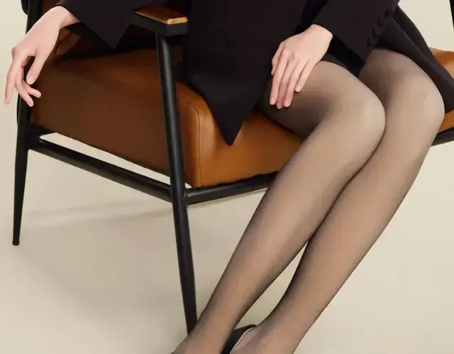 90后小花关晓彤，丝袜美腿让人移不开眼