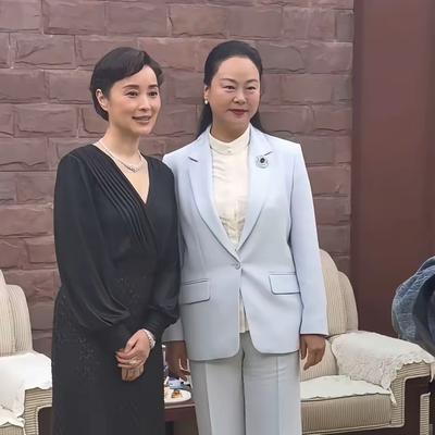 优优时尚穿搭：又被吴越惊艳到了！穿黑色长