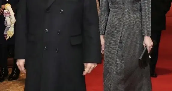 苏提达王后晚宴造型贵气，泰式礼服点缀金色饰品，已换了三套服装