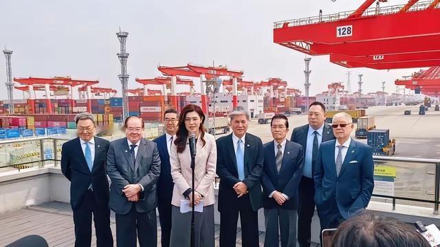 唐文采飞扬：郑丽文代表团参观洋山港后，众