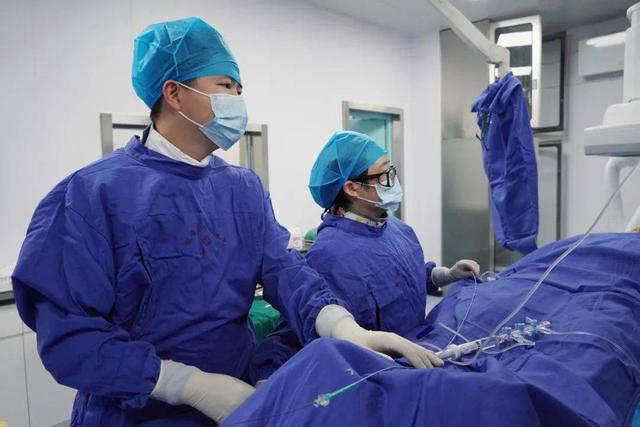 鹤峰县中心医院成功开展首例冠状动脉造影及支架植入术