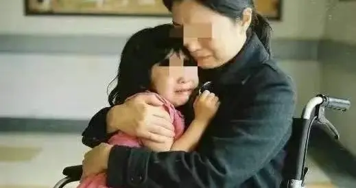 入赘瘫痪女子家想享福，孩子出生就跑路7年，法院判了：你跑不掉