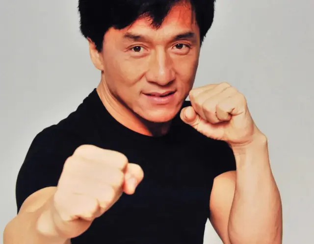 从“功夫小子”到白发老人，成龙这一路，满是传奇与沧桑