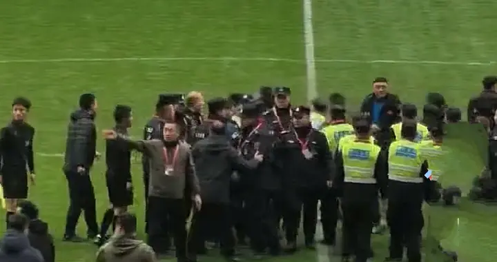 渝超赛场“武打戏”上线！队员冲进场锤裁判，5年禁赛亏到哭……