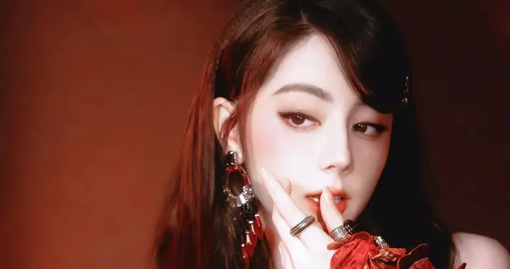 迪丽热巴VOGUE盛典出场顺位多版本，红毯未启先爆火