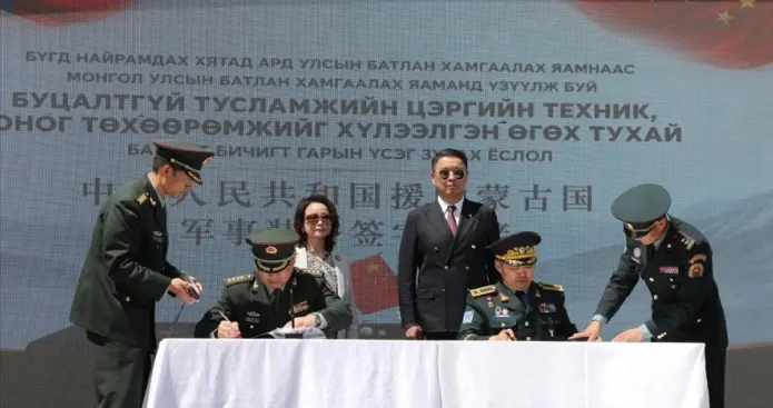 41辆客车，中国送蒙古的这份"礼物"，其实藏着比坦克更深的心思！