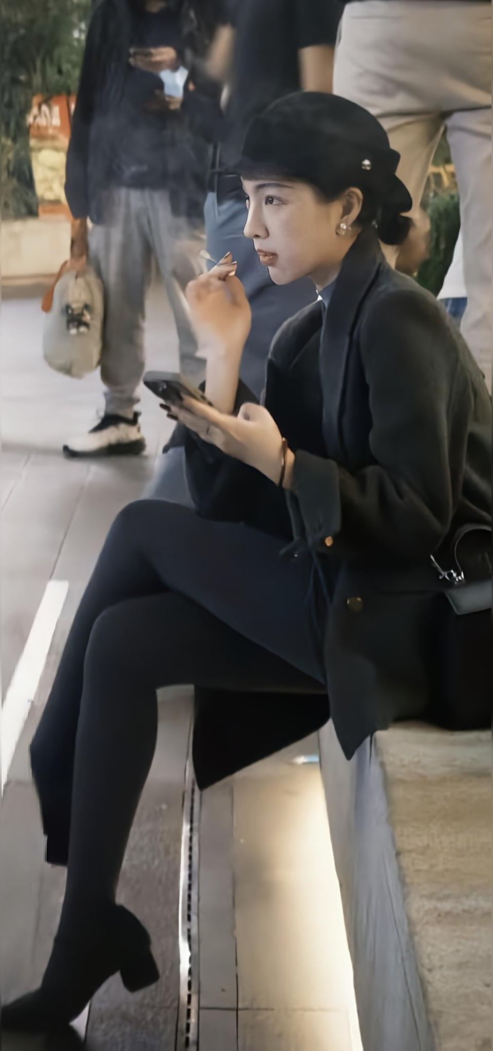 如此优雅知性的小姐姐，让一根烟直接拉低了几个层次。