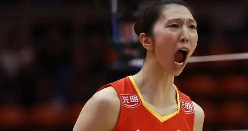 中国女排吴梦洁新造型引热议，网友称撞脸多人，很像郎平