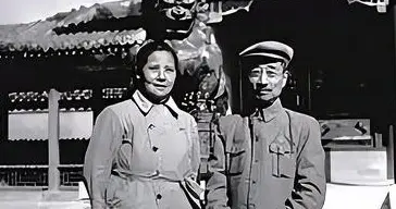 她，以第三者身份嫁给年长自己12岁的他，临终写：有来生，还选他
