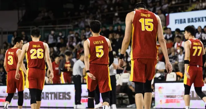 中国男篮，开会！