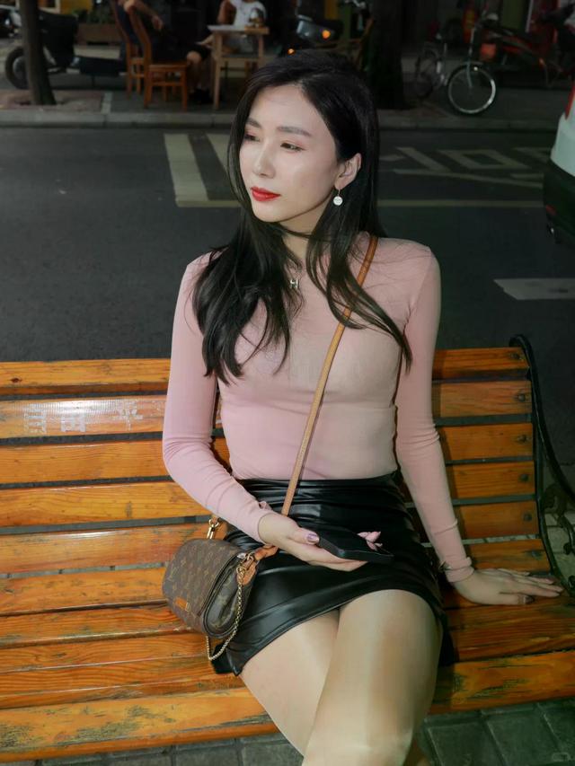 夜色佳人·街头长椅的迷人姿态