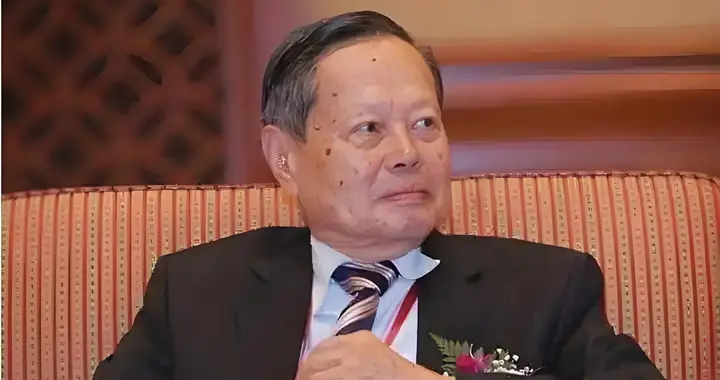 杨振宁：为中国燃灯的科学巨匠，国人能读懂他