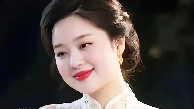 友爱枫叶CN：优雅白裙，闪耀红唇，气质满