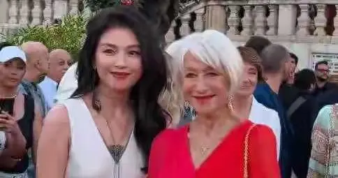 48岁刘涛现身意大利！生图下皮肤黑、勒出副乳，却被中式审美惊艳 ​