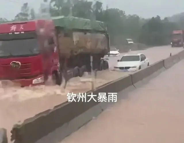只有广西下大雨也这么高兴吧！桂A桂B桂C…都大暴雨！又要整饮了