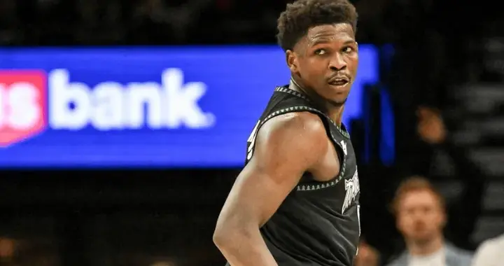 爱德华兹穿着复活节配色AE2，得到17分5篮板3助攻