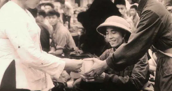 越南姑娘百思不解：主动投怀送抱，中国士兵为何宁死也不敢碰？